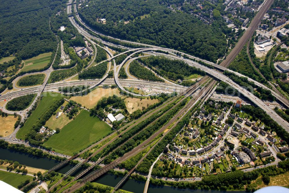 Aerial image Duisburg - Blick auf die Autobahn A40 am Ruhrschnellweg über Besucher der Aktion auf der A40 bei Duisburg. Der Autobahnbereich ist komplett gesperrt für die Aktion „ Still-Leben “ der Kulturhauptstadt RUHR 2010 statt. Auf einer Strecke von fast 60 Kilometern bilden 20.000 Tische die nach Angaben der Veranstalter laengste Tafel der Welt. Visitors to the campaign at the highway A40 in Duisburg. The highway section is completely closed to the action Still-life of the Ruhr Culture 2010. On a stretch of nearly 60 kilometers form the longest 20 000 tables, according to the organizer panel in the world.