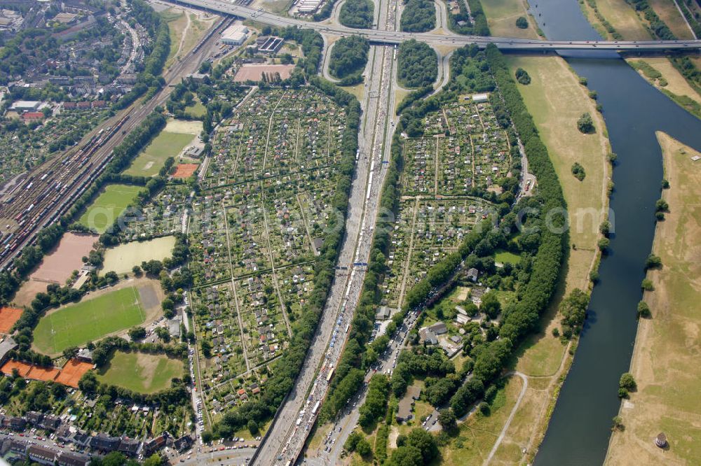 Aerial photograph Duisburg - Blick auf die Autobahn A40 am Ruhrschnellweg über Besucher der Aktion auf der A40 bei Duisburg. Der Autobahnbereich ist komplett gesperrt für die Aktion „ Still-Leben “ der Kulturhauptstadt RUHR 2010 statt. Auf einer Strecke von fast 60 Kilometern bilden 20.000 Tische die nach Angaben der Veranstalter laengste Tafel der Welt. Visitors to the campaign at the highway A40 in Duisburg. The highway section is completely closed to the action Still-life of the Ruhr Culture 2010. On a stretch of nearly 60 kilometers form the longest 20 000 tables, according to the organizer panel in the world.