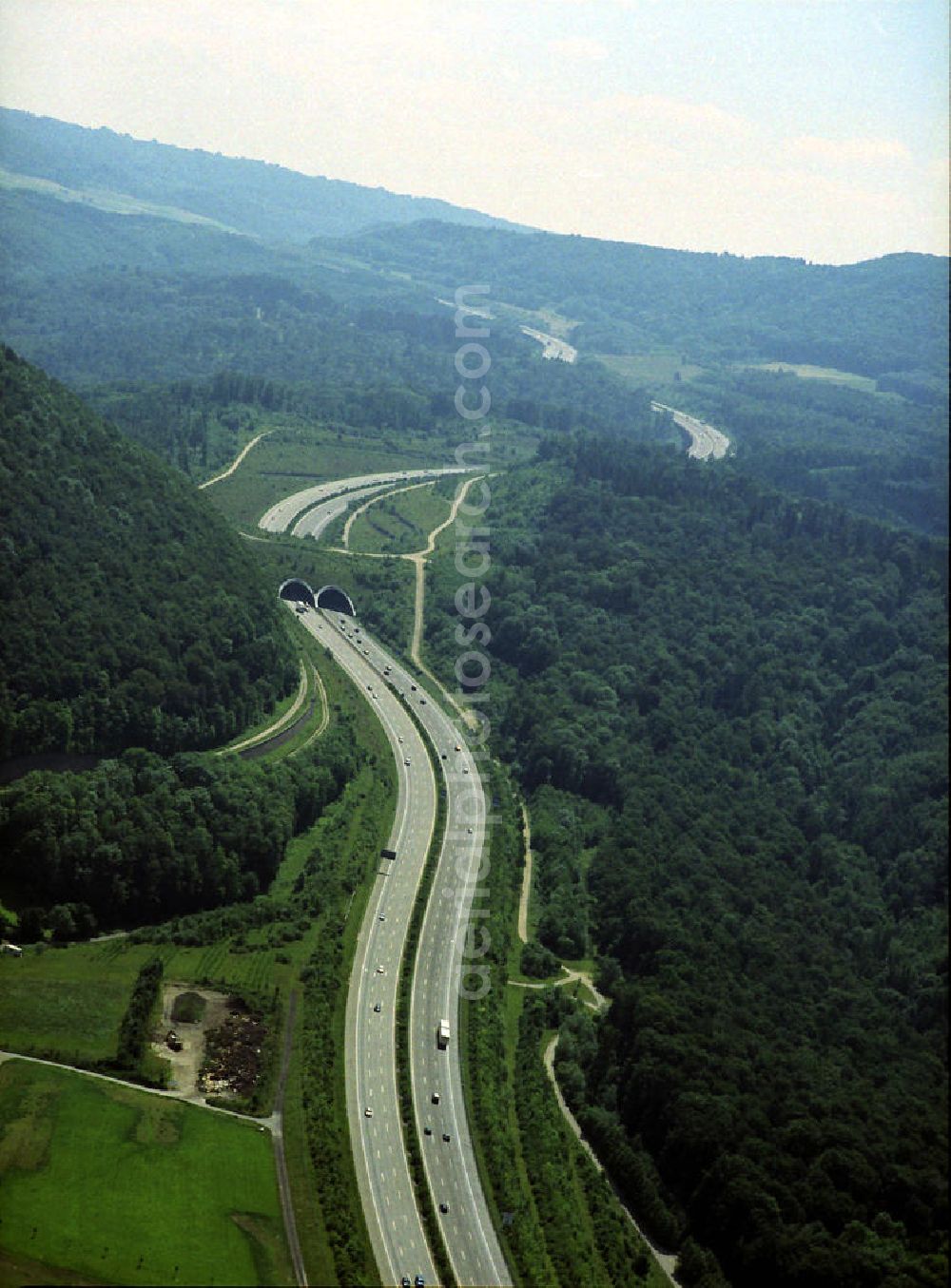 Aichelberg from above - Der Albaufstieg bei Aichelberg ist ein Teil der Autobahn A8. Die Gegenrichtung wird Albabstieg genannt. The Albaufstieg near the municipal Aichelberg us part of the highway A8. The opposite direction is called Albabstieg.