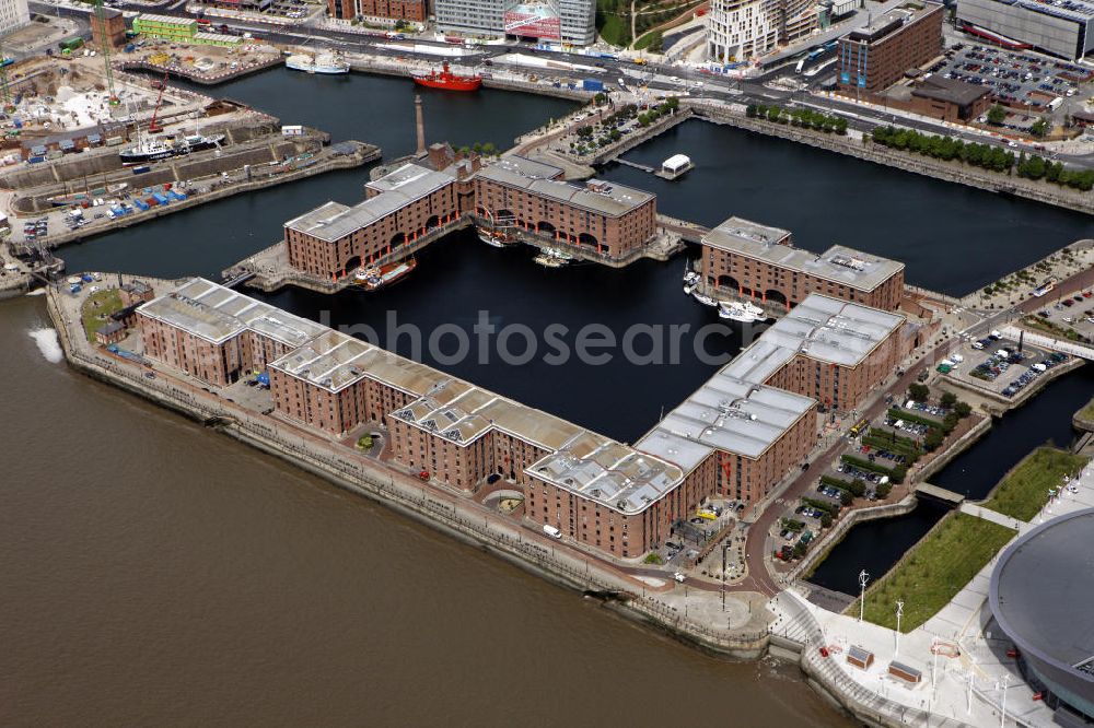 Aerial photograph Liverpool - Blick auf das Albert Dock in Liverpool. Die ehemalige Hafenanlage wurde als Weltkulturerbe eingestuft und gilt als Liverpools meist besuchte Touristenattraktion. Sie beherbergt viele Museen, wie z.B. das Tate Liverpool, das Schifffahrtsmuseum oder das Beatles-Museum. View of the Albert Dock in Liverpool. The former harbor area was classified as a World Heritage Site and is regarded as Liverpool's most visited tourist attraction. The Dock also houses a variety of museums including Tate Liverpool, the famous Beatles Story and the Merseyside Maritime Museum.