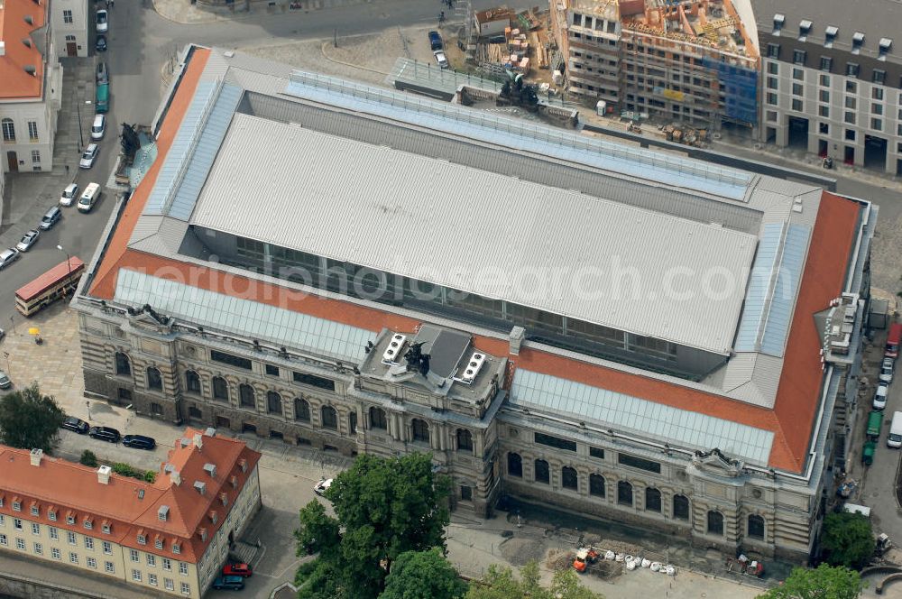 Dresden from above - Blick auf das Albertinum Museum am Elbufer in Dresden. Es liegt am östlichen Ende der Brühlschen Terrasse und beherbergt die Galerie Neue Meister und die Skulpturensammlung der Staatlichen Kunstsammlungen Dresden / Sachsen. The Albertinum Museum at the riverside from the river Elbe.