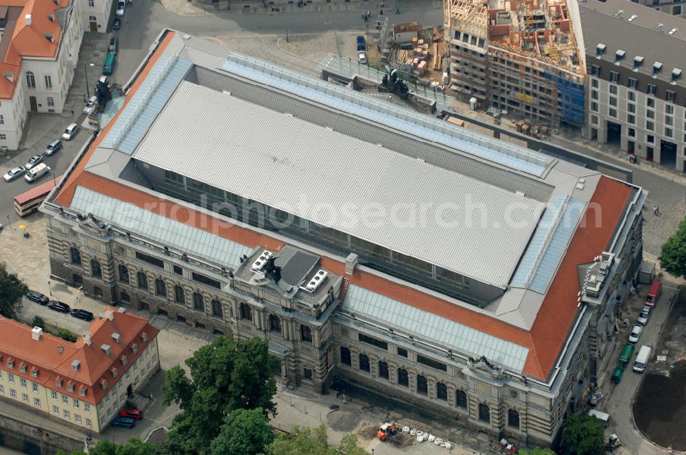 Dresden from the bird's eye view: Blick auf das Albertinum Museum am Elbufer in Dresden. Es liegt am östlichen Ende der Brühlschen Terrasse und beherbergt die Galerie Neue Meister und die Skulpturensammlung der Staatlichen Kunstsammlungen Dresden / Sachsen. The Albertinum Museum at the riverside from the river Elbe.