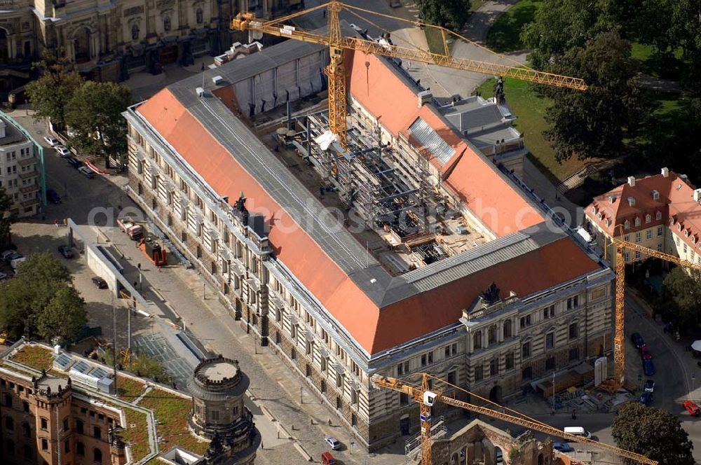 Dresden from above - Das Albertinum am Ort des ehemaligen Zeughauses in Dresden ist ein Museumsgebäude. Am östlichen Ende der Brühlschen Terrasse gelegen, beherbergt es derzeit die Galerie Neue Meister und die Skulpturensammlung der Staatlichen Kunstsammlungen Dresden. Adresse: Georg-Treu-Platz 1-2, 01067 Dresden