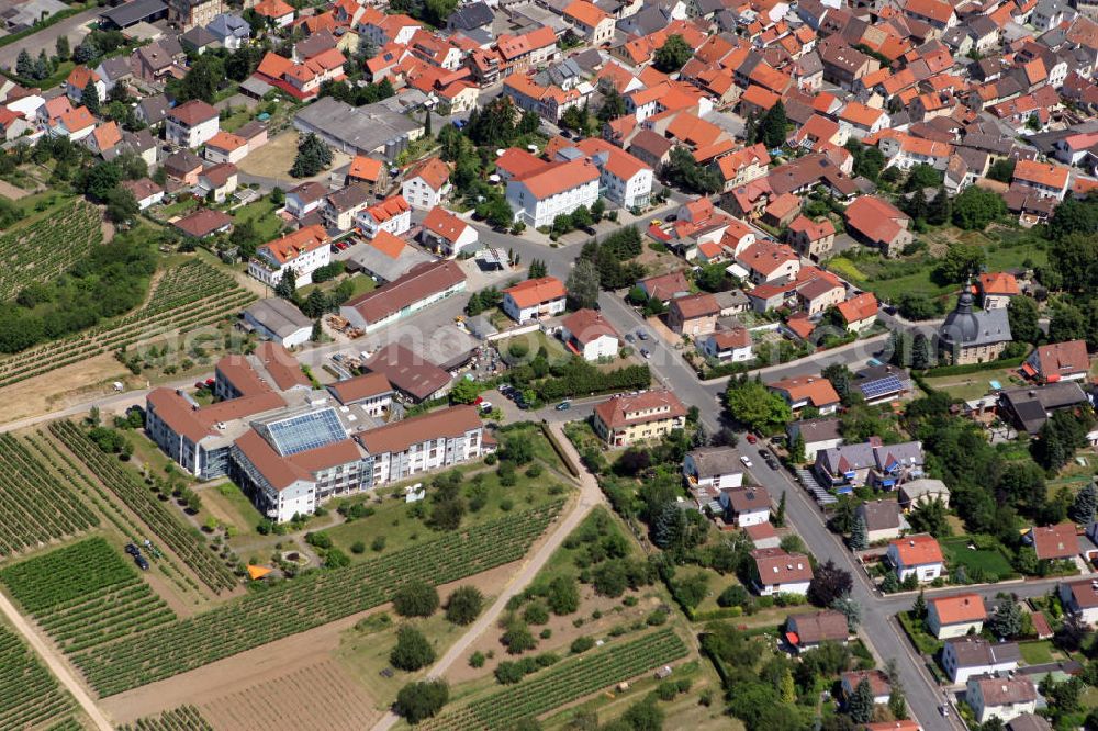 Aerial image Gau-Algesheim - Blick auf das Caritas-Altenzentrum Albertus-Stift in der verbandsangehörigen Stadt Gau-Algesheim in Rheinland-Pfalz. Das Altenzentrum Albertus-Stift ist eine Einrichtung der stationären Altenhilfe in der Trägerschaft des Caritas-Werk St. Martin GmbH und wurde 1994 durch den Bischof von Mainz, Dr. Karl Lehmann eingeweiht. View to the retirement home Caritas-Altenzentrum Albertus Stift in the town Gau-Algenheim in Rhineland-Palatinate.