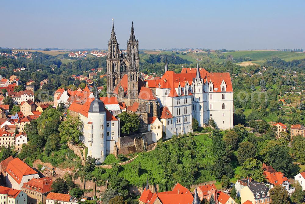 Aerial photograph Meißen - Das spätgotische Architekturdenkmal, die Albrechtsburg am rechten Ufer der Elbe in Meißen, Sachsen. The late Gothic architectural monument, the castle Albrechtsburg at the Elbe riverside in Meissen, Saxony.