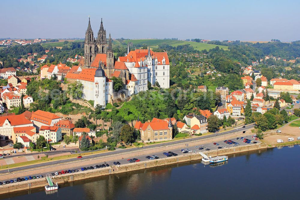 Meißen from above - Das spätgotische Architekturdenkmal, die Albrechtsburg am rechten Ufer der Elbe in Meißen, Sachsen. The late Gothic architectural monument, the castle Albrechtsburg at the Elbe riverside in Meissen, Saxony.