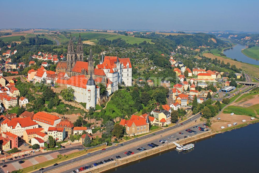 Meißen from the bird's eye view: Das spätgotische Architekturdenkmal, die Albrechtsburg am rechten Ufer der Elbe in Meißen, Sachsen. The late Gothic architectural monument, the castle Albrechtsburg at the Elbe riverside in Meissen, Saxony.