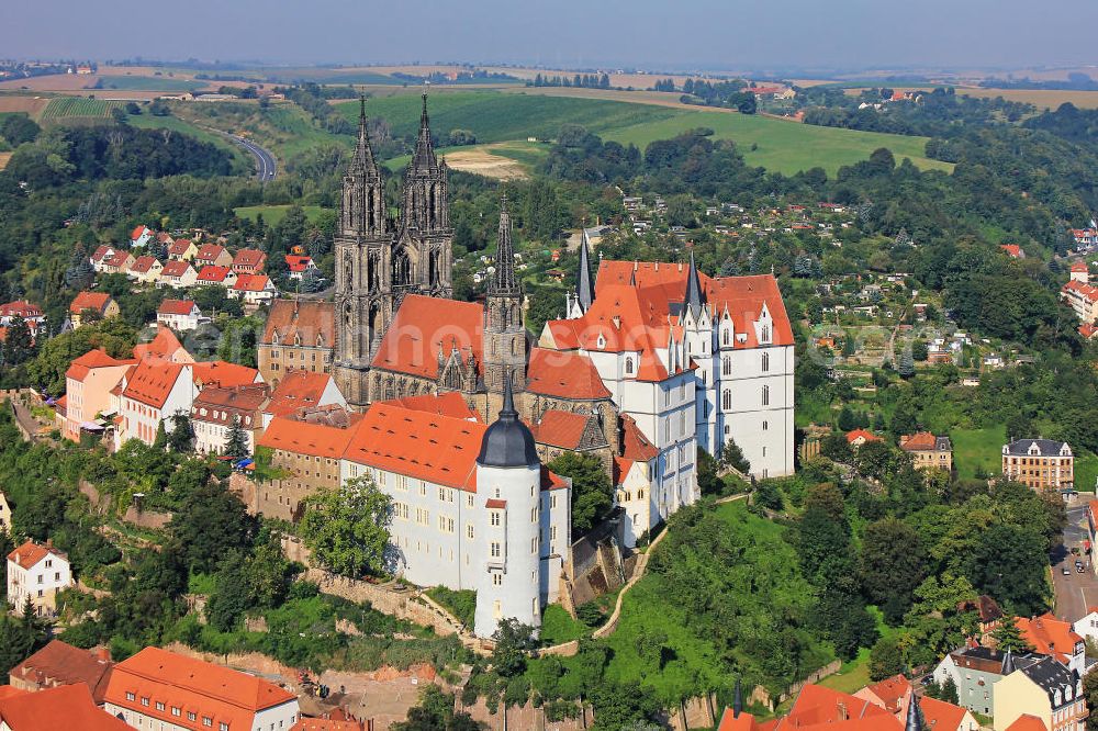 Aerial image Meißen - Das spätgotische Architekturdenkmal, die Albrechtsburg am rechten Ufer der Elbe in Meißen, Sachsen. The late Gothic architectural monument, the castle Albrechtsburg at the Elbe riverside in Meissen, Saxony.