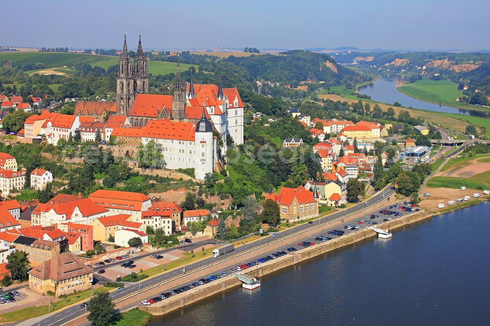 Aerial photograph Meißen - Das spätgotische Architekturdenkmal, die Albrechtsburg am rechten Ufer der Elbe in Meißen, Sachsen. The late Gothic architectural monument, the castle Albrechtsburg at the Elbe riverside in Meissen, Saxony.