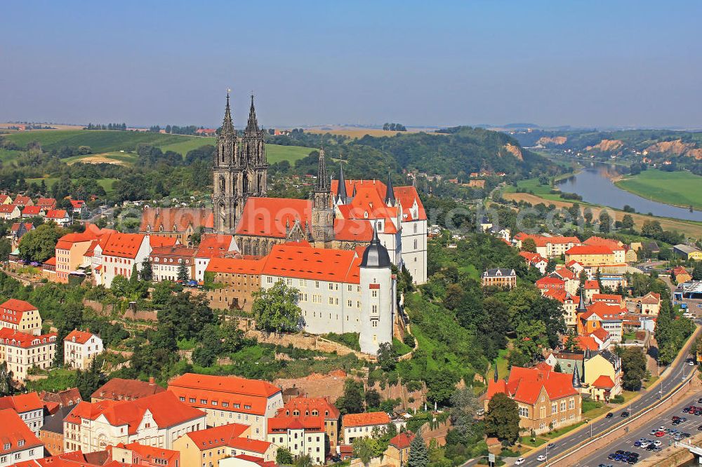 Meißen from above - Das spätgotische Architekturdenkmal, die Albrechtsburg am rechten Ufer der Elbe in Meißen, Sachsen. The late Gothic architectural monument, the castle Albrechtsburg at the Elbe riverside in Meissen, Saxony.