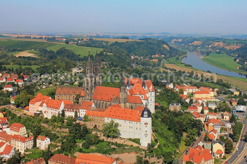 Meißen from the bird's eye view: Das spätgotische Architekturdenkmal, die Albrechtsburg am rechten Ufer der Elbe in Meißen, Sachsen. The late Gothic architectural monument, the castle Albrechtsburg at the Elbe riverside in Meissen, Saxony.