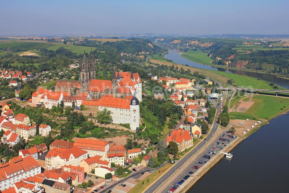 Aerial image Meißen - Das spätgotische Architekturdenkmal, die Albrechtsburg am rechten Ufer der Elbe in Meißen, Sachsen. The late Gothic architectural monument, the castle Albrechtsburg at the Elbe riverside in Meissen, Saxony.