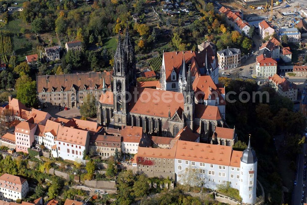 Meißen from the bird's eye view: Blickauf Meissen und insbesondere die Albrechtsburg, die zu den bedeutendsten und schönsten gotischen Profanbauten Deutschlands zählt. Sie ist eine Seltenheit, da es zwar viele gotische Sakralbauten, aber nur sehr wenige gotische Profanbauten in Deutschland gibt. Staatliche Schlösser - Burgen und Gärten Sachsen ,Albrechtsburg Meissen Domplatz 1 ,01662 Meißen ,Telefon: 03521 / 47070 ,Fax: 03521 / 470711 ,E-Mail: info@albrechtsburg-meissen.de Achim Walder: