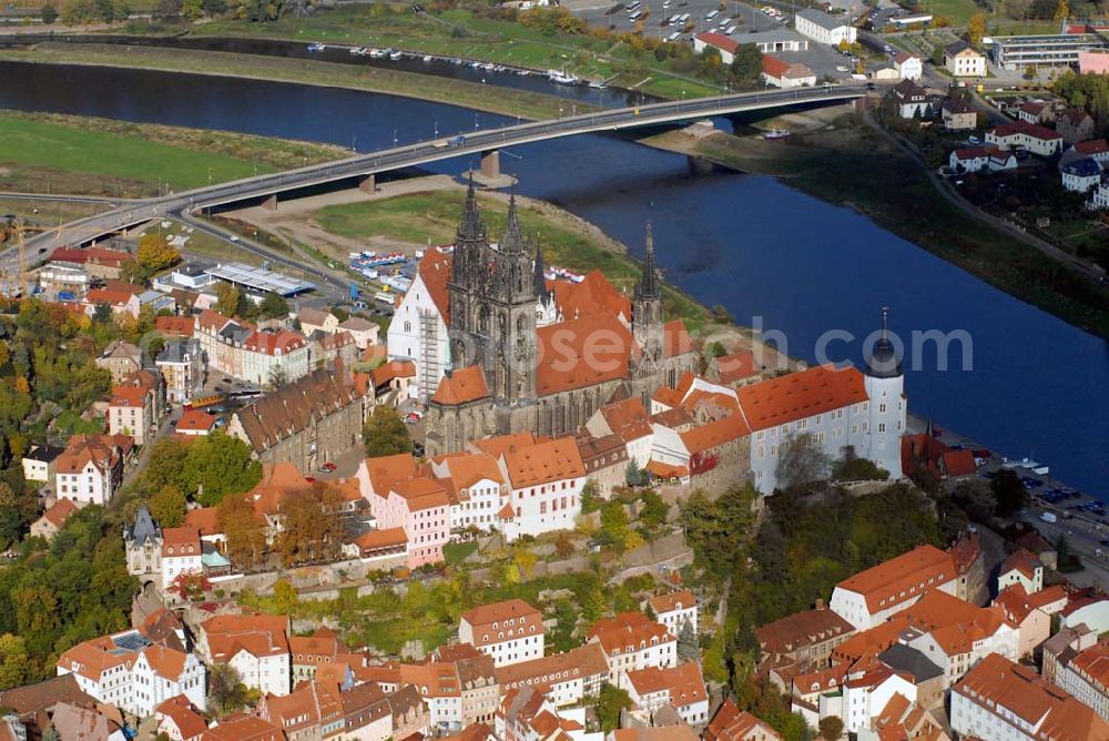 Meißen from the bird's eye view: Blickauf Meissen und insbesondere die Albrechtsburg, die zu den bedeutendsten und schönsten gotischen Profanbauten Deutschlands zählt. Sie ist eine Seltenheit, da es zwar viele gotische Sakralbauten, aber nur sehr wenige gotische Profanbauten in Deutschland gibt. Staatliche Schlösser - Burgen und Gärten Sachsen ,Albrechtsburg Meissen Domplatz 1 ,01662 Meißen ,Telefon: 03521 / 47070 ,Fax: 03521 / 470711 ,E-Mail: info@albrechtsburg-meissen.de Achim Walder: