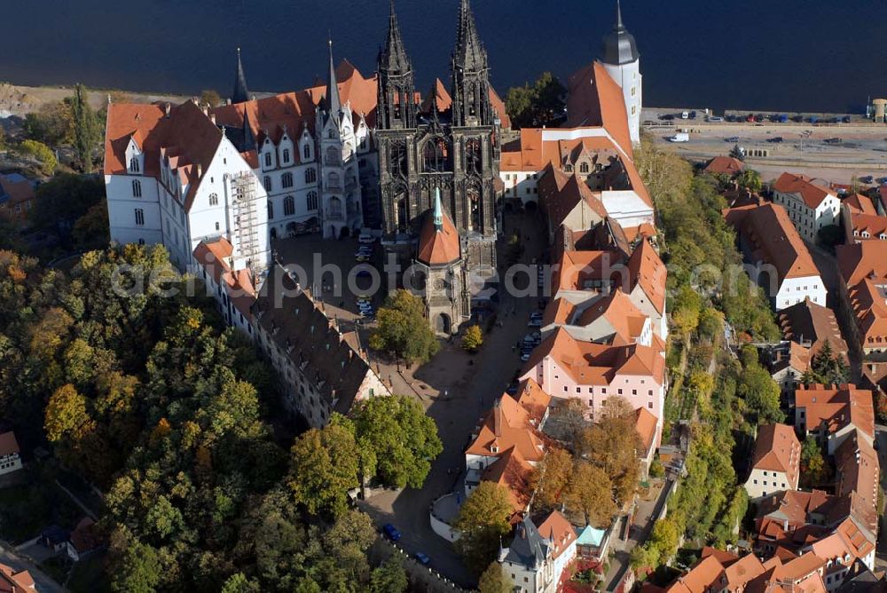 Meißen from above - Blickauf Meissen und insbesondere die Albrechtsburg, die zu den bedeutendsten und schönsten gotischen Profanbauten Deutschlands zählt. Sie ist eine Seltenheit, da es zwar viele gotische Sakralbauten, aber nur sehr wenige gotische Profanbauten in Deutschland gibt. Staatliche Schlösser - Burgen und Gärten Sachsen ,Albrechtsburg Meissen Domplatz 1 ,01662 Meißen ,Telefon: 03521 / 47070 ,Fax: 03521 / 470711 ,E-Mail: info@albrechtsburg-meissen.de,