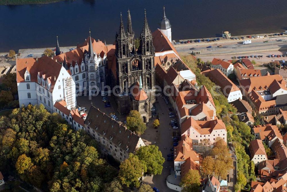 Meißen from the bird's eye view: Blickauf Meissen und insbesondere die Albrechtsburg, die zu den bedeutendsten und schönsten gotischen Profanbauten Deutschlands zählt. Sie ist eine Seltenheit, da es zwar viele gotische Sakralbauten, aber nur sehr wenige gotische Profanbauten in Deutschland gibt. Staatliche Schlösser - Burgen und Gärten Sachsen ,Albrechtsburg Meissen Domplatz 1 ,01662 Meißen ,Telefon: 03521 / 47070 ,Fax: 03521 / 470711 ,E-Mail: info@albrechtsburg-meissen.de,