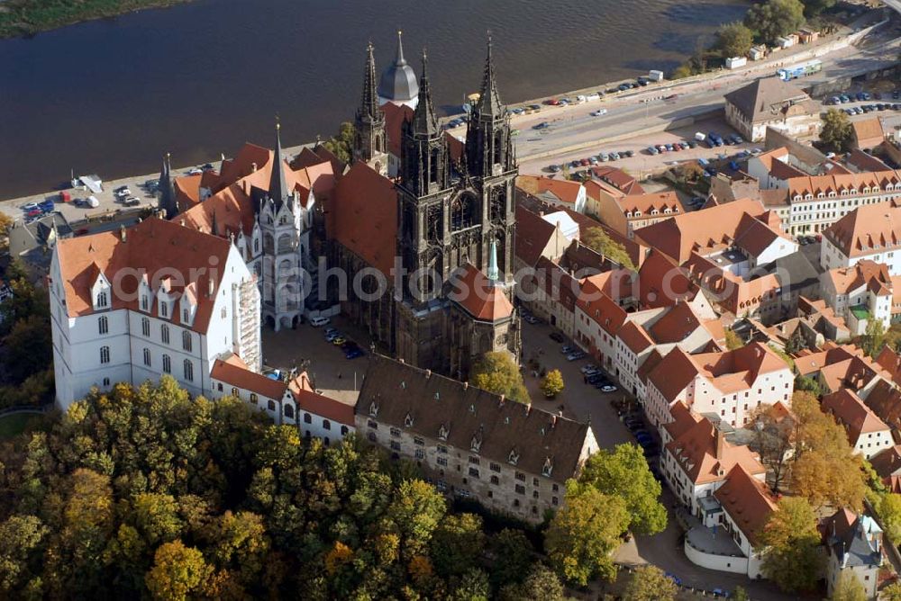 Aerial photograph Meißen - Blickauf Meissen und insbesondere die Albrechtsburg, die zu den bedeutendsten und schönsten gotischen Profanbauten Deutschlands zählt. Sie ist eine Seltenheit, da es zwar viele gotische Sakralbauten, aber nur sehr wenige gotische Profanbauten in Deutschland gibt. Staatliche Schlösser - Burgen und Gärten Sachsen ,Albrechtsburg Meissen Domplatz 1 ,01662 Meißen ,Telefon: 03521 / 47070 ,Fax: 03521 / 470711 ,E-Mail: info@albrechtsburg-meissen.de,