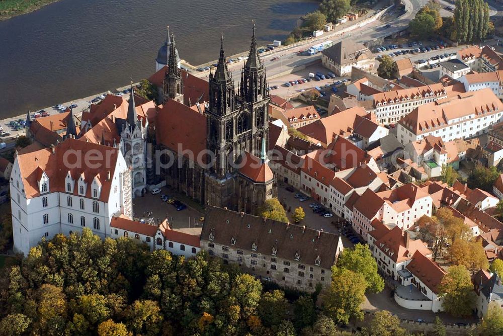 Meißen from above - Blickauf Meissen und insbesondere die Albrechtsburg, die zu den bedeutendsten und schönsten gotischen Profanbauten Deutschlands zählt. Sie ist eine Seltenheit, da es zwar viele gotische Sakralbauten, aber nur sehr wenige gotische Profanbauten in Deutschland gibt. Staatliche Schlösser - Burgen und Gärten Sachsen ,Albrechtsburg Meissen Domplatz 1 ,01662 Meißen ,Telefon: 03521 / 47070 ,Fax: 03521 / 470711 ,E-Mail: info@albrechtsburg-meissen.de,