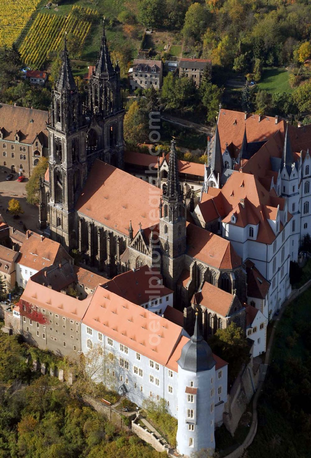 Aerial image Meißen - Blickauf Meissen und insbesondere die Albrechtsburg, die zu den bedeutendsten und schönsten gotischen Profanbauten Deutschlands zählt. Sie ist eine Seltenheit, da es zwar viele gotische Sakralbauten, aber nur sehr wenige gotische Profanbauten in Deutschland gibt. Staatliche Schlösser - Burgen und Gärten Sachsen ,Albrechtsburg Meissen Domplatz 1 ,01662 Meißen ,Telefon: 03521 / 47070 ,Fax: 03521 / 470711 ,E-Mail: info@albrechtsburg-meissen.de,