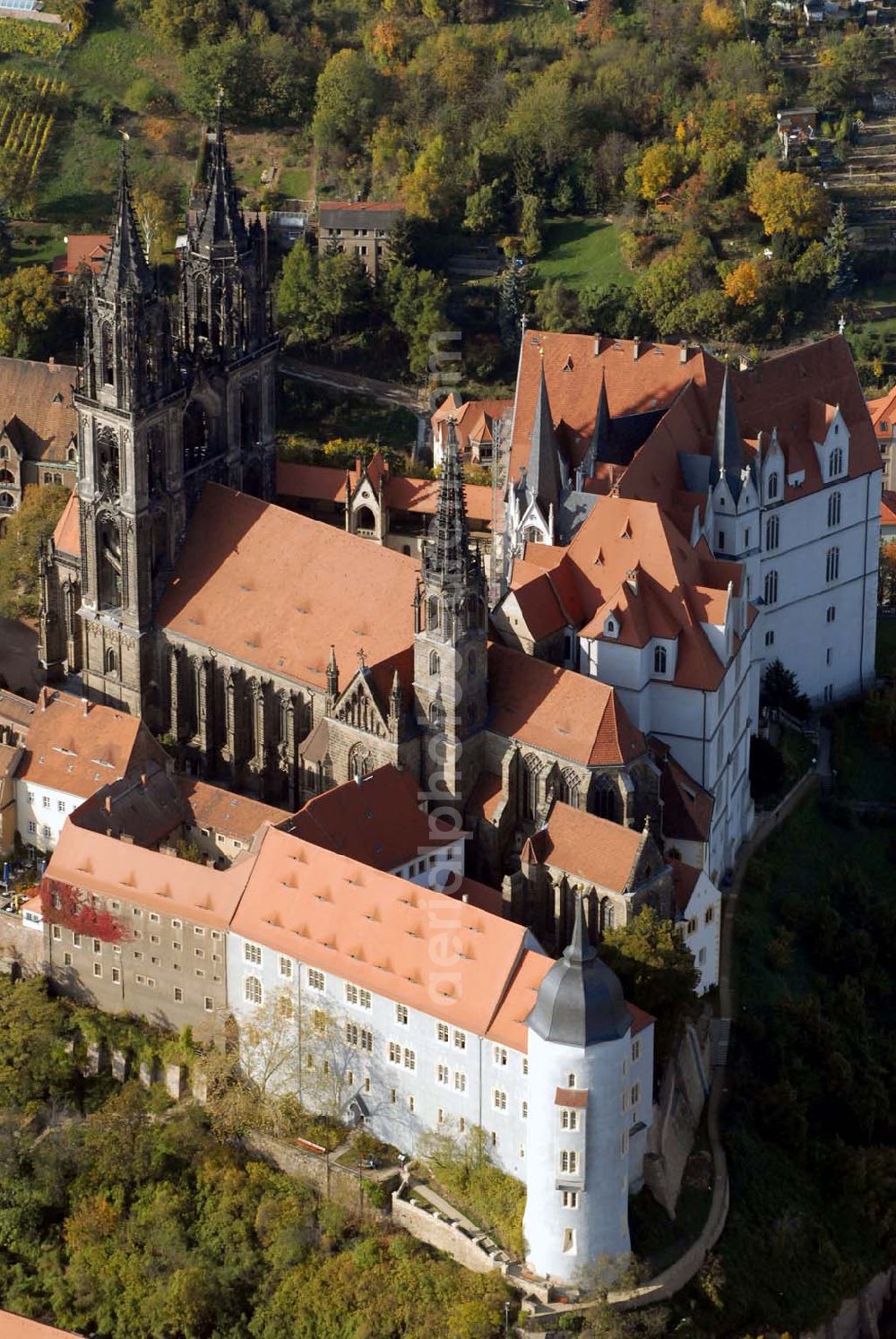 Aerial photograph Meißen - Blickauf Meissen und insbesondere die Albrechtsburg, die zu den bedeutendsten und schönsten gotischen Profanbauten Deutschlands zählt. Sie ist eine Seltenheit, da es zwar viele gotische Sakralbauten, aber nur sehr wenige gotische Profanbauten in Deutschland gibt. Staatliche Schlösser - Burgen und Gärten Sachsen ,Albrechtsburg Meissen Domplatz 1 ,01662 Meißen ,Telefon: 03521 / 47070 ,Fax: 03521 / 470711 ,E-Mail: info@albrechtsburg-meissen.de,