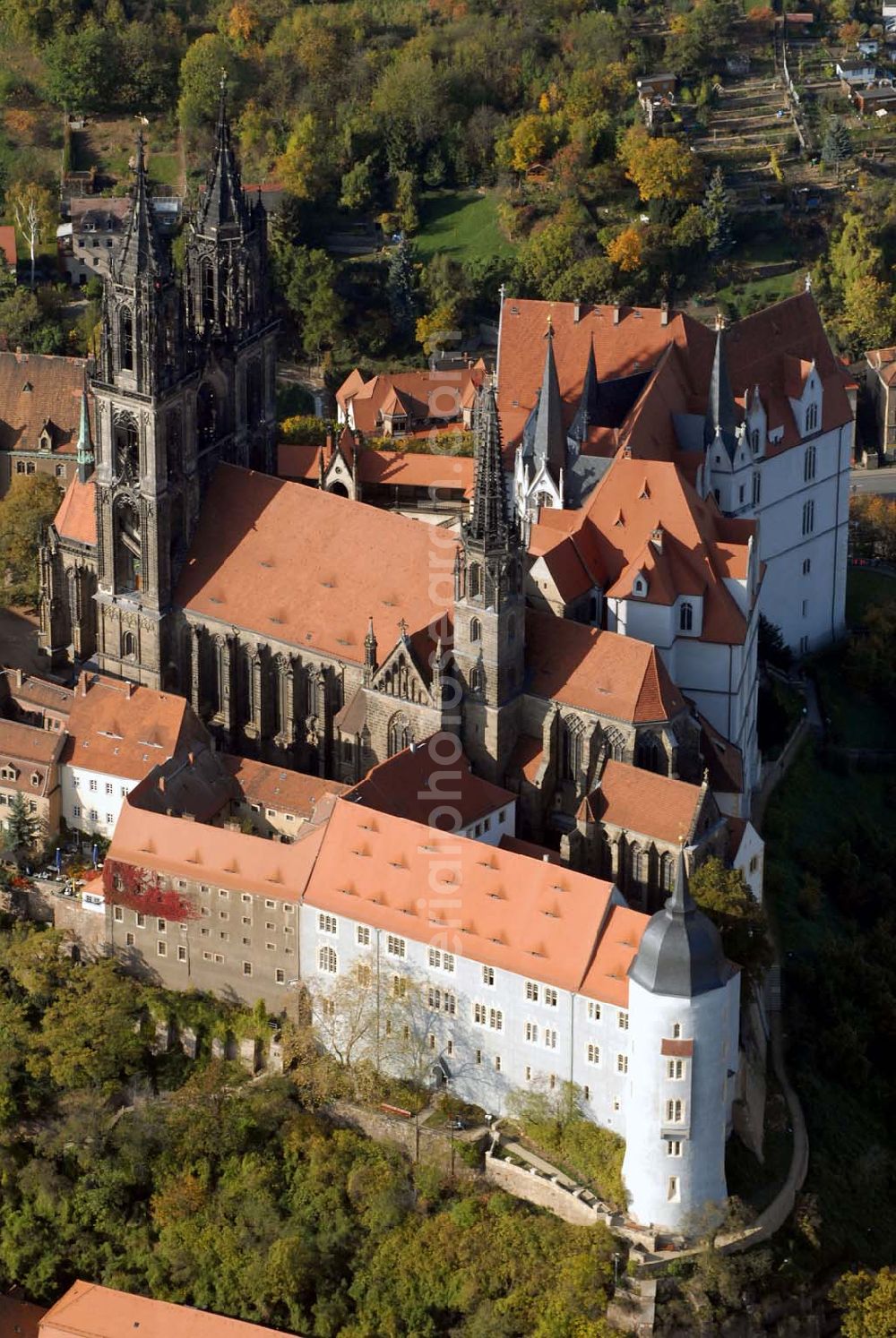 Meißen from above - Blickauf Meissen und insbesondere die Albrechtsburg, die zu den bedeutendsten und schönsten gotischen Profanbauten Deutschlands zählt. Sie ist eine Seltenheit, da es zwar viele gotische Sakralbauten, aber nur sehr wenige gotische Profanbauten in Deutschland gibt. Staatliche Schlösser - Burgen und Gärten Sachsen ,Albrechtsburg Meissen Domplatz 1 ,01662 Meißen ,Telefon: 03521 / 47070 ,Fax: 03521 / 470711 ,E-Mail: info@albrechtsburg-meissen.de,