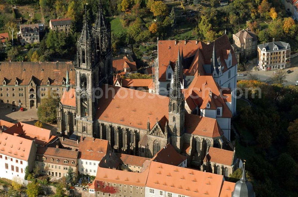 Meißen from the bird's eye view: Blick auf Meissen und insbesondere die Albrechtsburg, die zu den bedeutendsten und schönsten gotischen Profanbauten Deutschlands zählt. Sie ist eine Seltenheit, da es zwar viele gotische Sakralbauten, aber nur sehr wenige gotische Profanbauten in Deutschland gibt. Staatliche Schlösser - Burgen und Gärten Sachsen ,Albrechtsburg Meissen Domplatz 1 ,01662 Meißen ,Telefon: 03521 / 47070 ,Fax: 03521 / 470711 ,E-Mail: albrechtsburg-meissen.de Achim Walder: