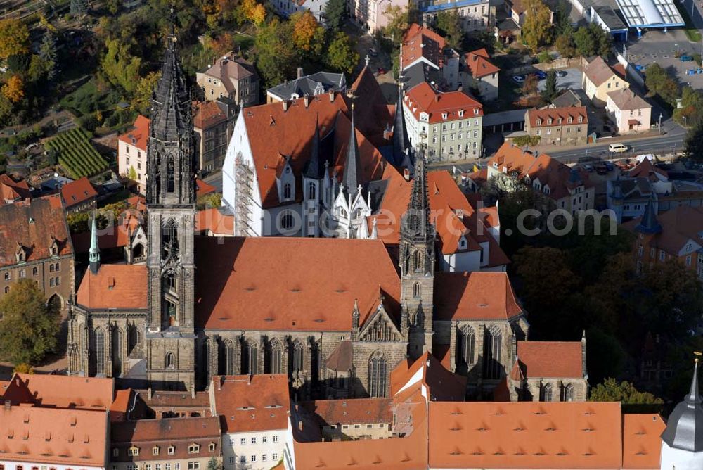 Aerial photograph Meißen - Blickauf Meissen und insbesondere die Albrechtsburg, die zu den bedeutendsten und schönsten gotischen Profanbauten Deutschlands zählt. Sie ist eine Seltenheit, da es zwar viele gotische Sakralbauten, aber nur sehr wenige gotische Profanbauten in Deutschland gibt. Staatliche Schlösser - Burgen und Gärten Sachsen ,Albrechtsburg Meissen Domplatz 1 ,01662 Meißen ,Telefon: 03521 / 47070 ,Fax: 03521 / 470711 ,E-Mail: albrechtsburg-meissen.de Achim Walder: