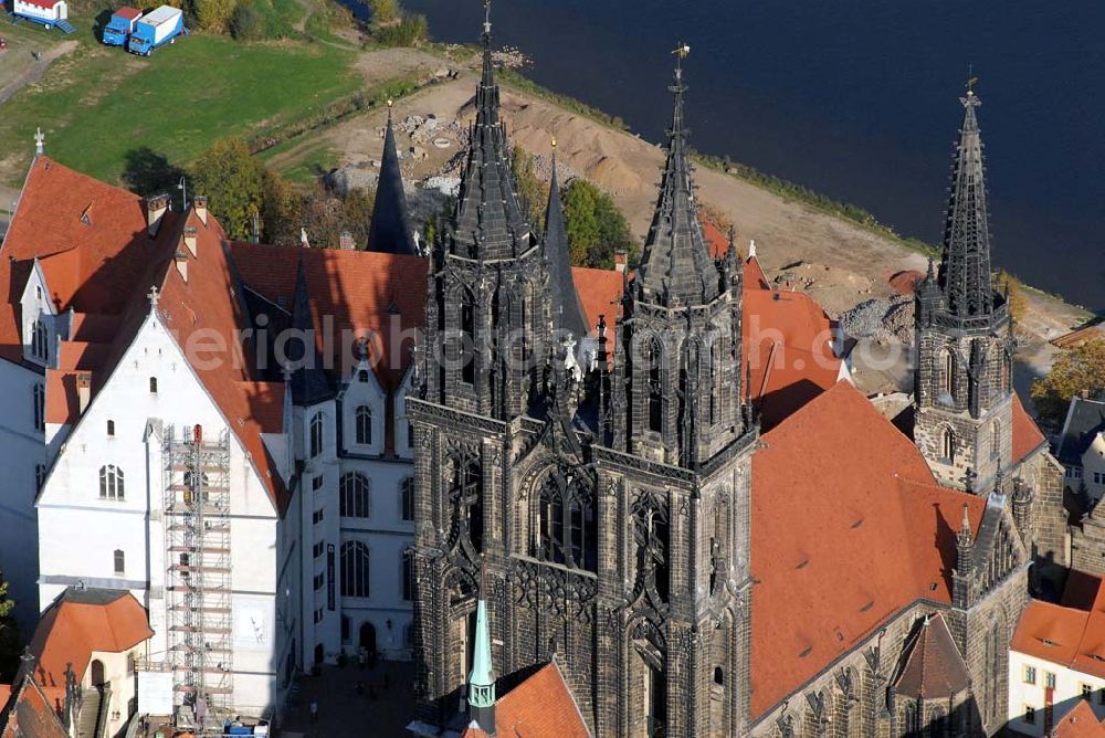 Meißen from above - Blickauf Meissen und insbesondere die Albrechtsburg, die zu den bedeutendsten und schönsten gotischen Profanbauten Deutschlands zählt. Sie ist eine Seltenheit, da es zwar viele gotische Sakralbauten, aber nur sehr wenige gotische Profanbauten in Deutschland gibt. Staatliche Schlösser - Burgen und Gärten Sachsen ,Albrechtsburg Meissen Domplatz 1 ,01662 Meißen ,Telefon: 03521 / 47070 ,Fax: 03521 / 470711 ,E-Mail: albrechtsburg-meissen.de Achim Walder: