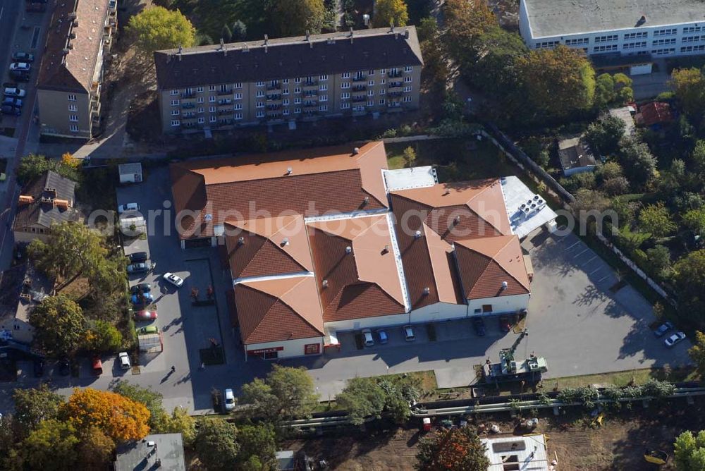 Aerial image Berlin-Lichtenberg - Blick auf ALDI NORD Berlin-Lichtenberg / Hohenschönhausen in der Einbecker Straße 74 in 10315 Berlin und Kaisers in der Einbecker Str. 72 - 78, 10315 Berlin-Lichtenberg - Kontakt: 030 / 51 65 73 40 http://