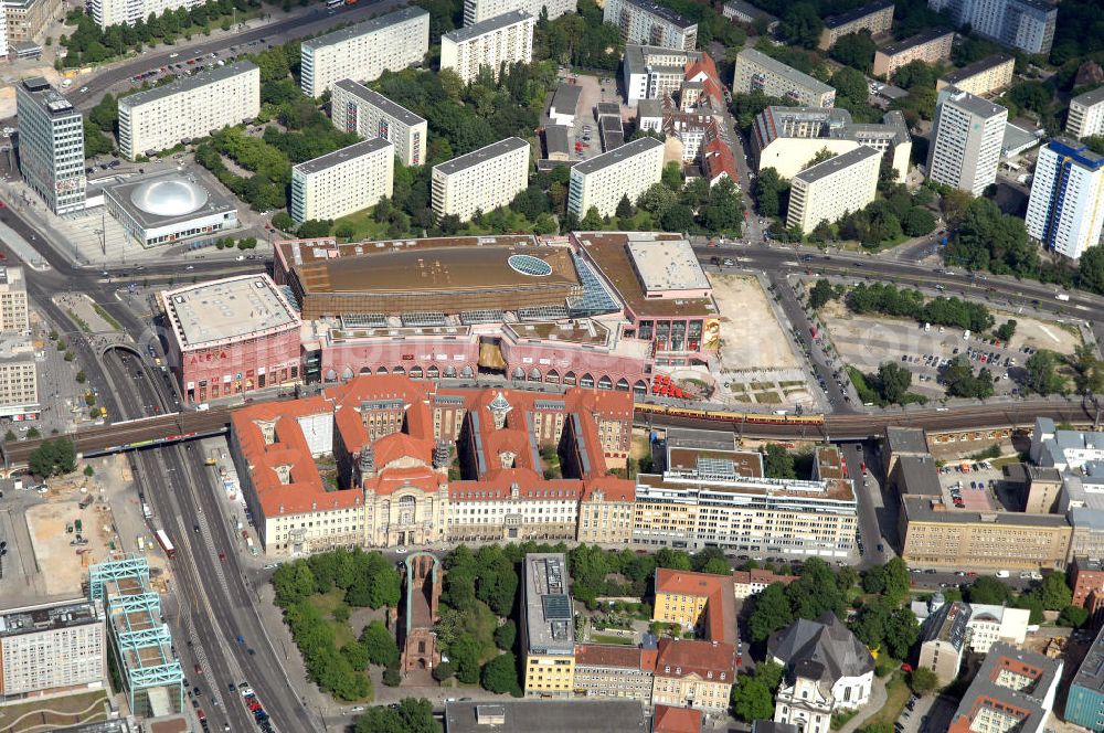 Berlin from above - Blick auf das Berliner Stadtgericht Mitte an der Dirksenstraße und das Berliner Einkaufszentrum Alexa in Mitte am Alexanderplatz in der Grunerstraße 20. Die Architektur lehnt sich laut Investoren an den Stil des «Art déco» an, der bereits in den 20er Jahren die Kaufhäuser auf dem Alexanderplatz prägte. Kontakt: