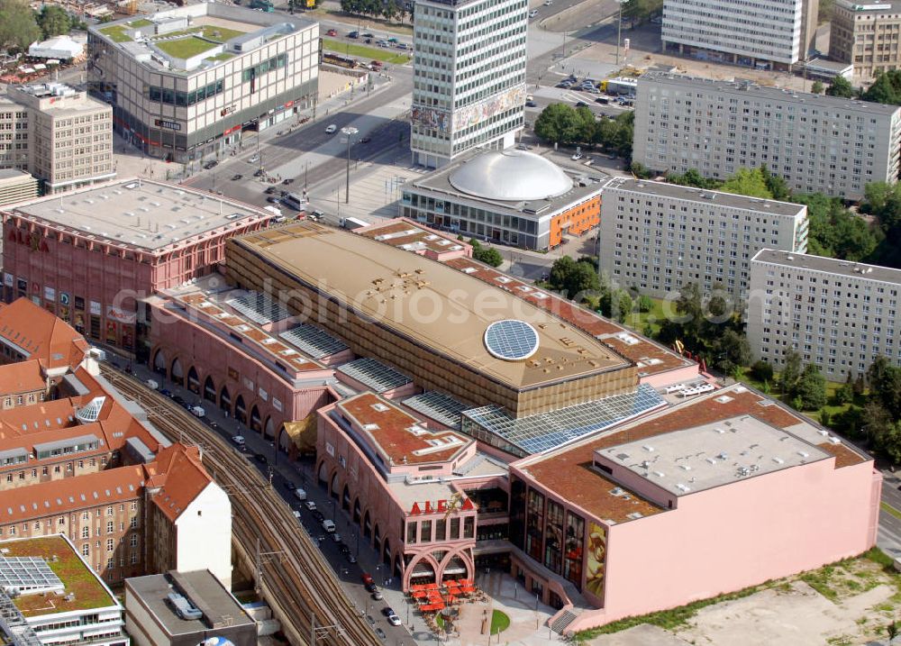 Aerial image Berlin - Blick auf das Einkaufszentrum Alexa am Alexanderplatz, mit einer Filiale von Saturn im Hintergrund. Das Gebäude liegt zwischen der S-Bahntrasse und Alexan derstraße und wurde von 2004 bis 2007 errichtet. Die Fassadengestaltung soll an das Art Déco errinnern. View to the shopping center Alexa in Berlin-Mitte.