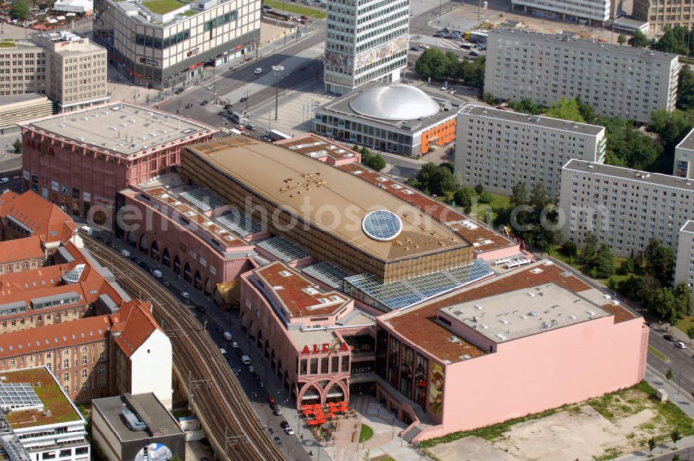 Aerial photograph Berlin - Blick auf das Einkaufszentrum Alexa am Alexanderplatz, mit einer Filiale von Saturn im Hintergrund. Das Gebäude liegt zwischen der S-Bahntrasse und Alexan derstraße und wurde von 2004 bis 2007 errichtet. Die Fassadengestaltung soll an das Art Déco errinnern. View to the shopping center Alexa in Berlin-Mitte.