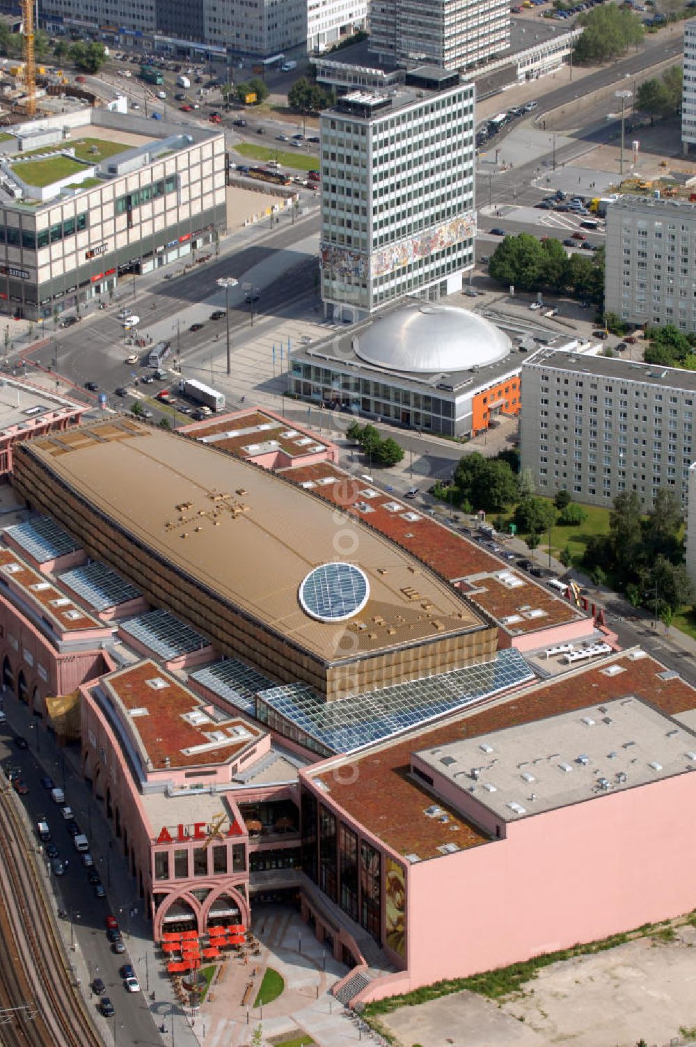 Berlin from above - Blick auf das Einkaufszentrum Alexa am Alexanderplatz, mit einer Filiale von Saturn im Hintergrund. Das Gebäude liegt zwischen der S-Bahntrasse und Alexan derstraße und wurde von 2004 bis 2007 errichtet. Die Fassadengestaltung soll an das Art Déco errinnern. View to the shopping center Alexa in Berlin-Mitte.