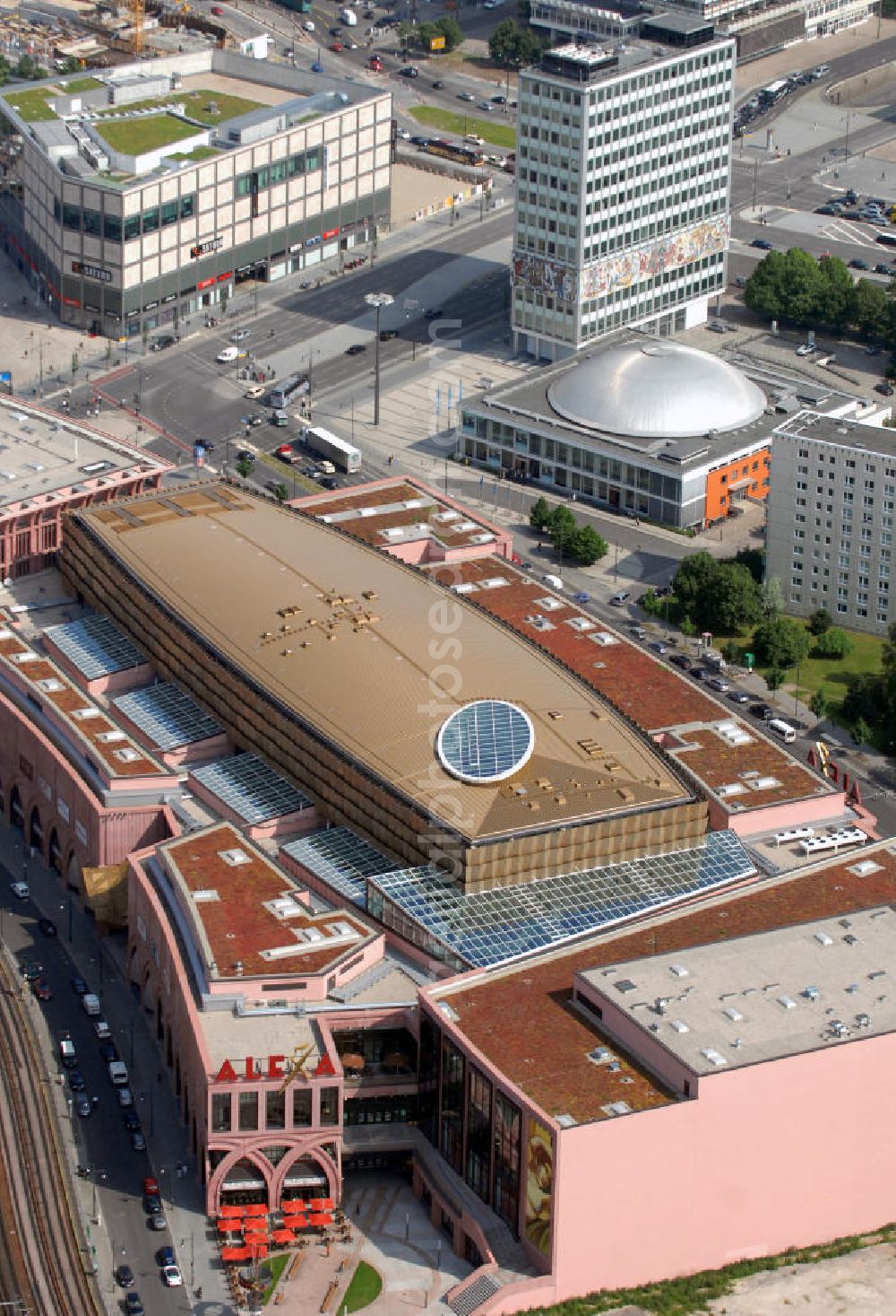 Berlin from the bird's eye view: Blick auf das Einkaufszentrum Alexa am Alexanderplatz, mit einer Filiale von Saturn im Hintergrund. Das Gebäude liegt zwischen der S-Bahntrasse und Alexan derstraße und wurde von 2004 bis 2007 errichtet. Die Fassadengestaltung soll an das Art Déco errinnern. View to the shopping center Alexa in Berlin-Mitte.