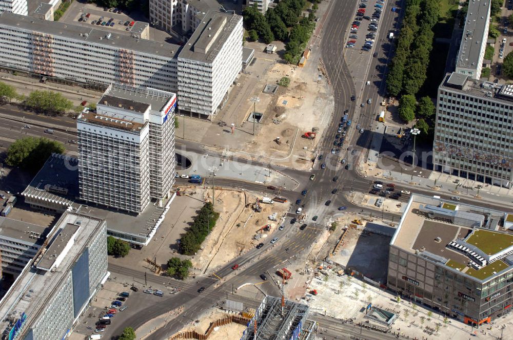 Berlin from the bird's eye view: Blick auf einen Teil des Alexanderplatzes in Berlin-Mitte. Im Zentrum steht dabei die Kreuzung um die Karl-Liebknecht-Straße. Rechts im Bild befindet sich der größte Saturn-Markt Deutschlands, links steht das Haus des Reisens. Kontakt: