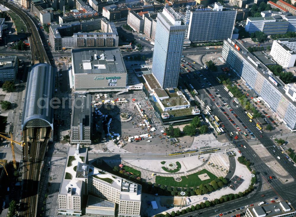 Berlin Mitte from above - Alexanderplatz mit Bahnhof, Galeria Kaufhof, Forum Hotel heute Park Inn und dem Springbrunnen Brunnen der Völkerfreundschaft in Berlin-Mitte. The publice square Alexanderplatz in the central Mitte district of Berlin.