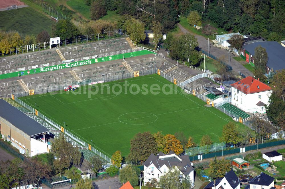 Leipzig from above - Der Alfred-Kunze-Sportpark in Leipzig in Sachsen, ist die Heimstätte der SG Leipzig Leutsch und der BSG Chemie Leipzig. Die Anlage hat einen Hauptplatz und mehrere kleine Nebenplätze. The Alfred-Kunze-Sportpark in Saxony Leipzig, is the home ground of the SG Leipzig Leutzsch and the BSG Chemie Leipzig. The facility has a big field and any smaller fields.