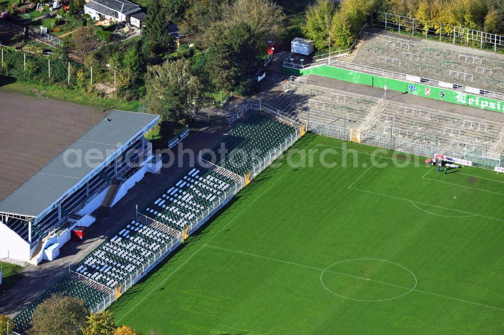 Leipzig from above - Der Alfred-Kunze-Sportpark in Leipzig in Sachsen, ist die Heimstätte der SG Leipzig Leutsch und der BSG Chemie Leipzig. Die Anlage hat einen Hauptplatz und mehrere kleine Nebenplätze. The Alfred-Kunze-Sportpark in Saxony Leipzig, is the home ground of the SG Leipzig Leutzsch and the BSG Chemie Leipzig. The facility has a big field and any smaller fields.