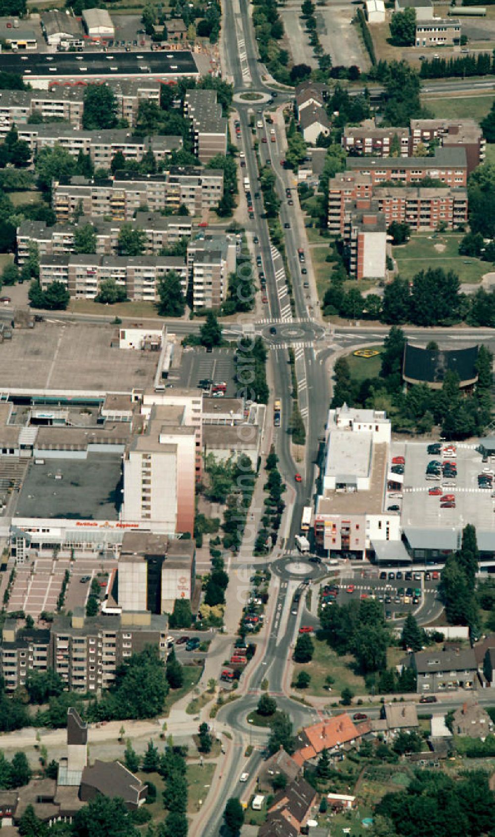 Bergkamen from above - Blick auf die Allee der Kreisverkehre in Bergkamen. Bergkamen street with many traffic circles.