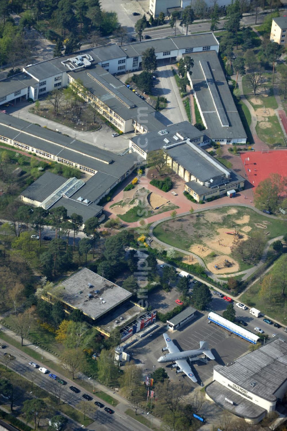 Berlin from the bird's eye view: Das Alliiertenmuseum in Berlin Dahlem dokumentiert die Geschichte der Alliierten Siegermächte und macht sie der Öffentlichkeit zugänglich. Dahinter befindet sich die Biesalski Schule, die sich um die schulische Ausbildung von körperlich Behindertern und Lernbehinderten kümmert. Museum of the allies in Berlin Dahlem. It documents and exhibits the history of the allied victorious powers. Behind the museum there is the Biesalski school for physically disabled children.