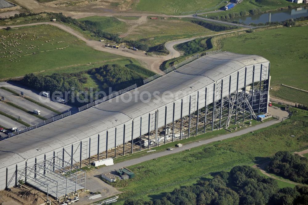 Aerial image Neuss - Erweiterungsarbeiten am Allrounder Mountain Resort Neuss. Das Resort bietet eine Skihalle und Kletterparks. Expansion work on the Allrounder Mountain Resort Neuss. The resort offers an indoor ski slope and climbing parks.