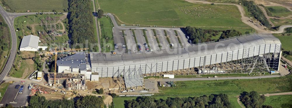 Aerial photograph Neuss - Erweiterungsarbeiten am Allrounder Mountain Resort Neuss. Das Resort bietet eine Skihalle und Kletterparks. Expansion work on the Allrounder Mountain Resort Neuss. The resort offers an indoor ski slope and climbing parks.