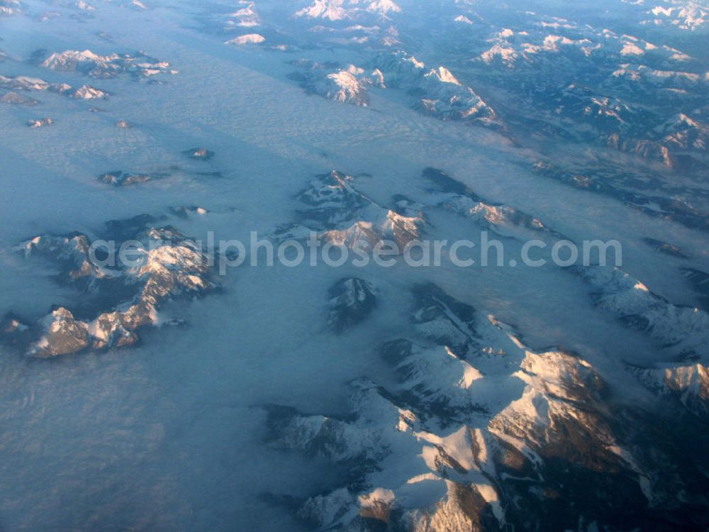 Tessin from the bird's eye view: Blick auf Schneebedeckte Alpengipfel der Tessiner Alpen in der späten Abendsonne. Die Täler liegen bereits im dichten Nebel