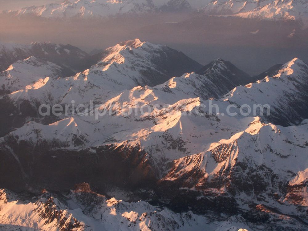 Tessin from above - Blick auf Schneebedeckte Alpengipfel der Tessiner Alpen in der späten Abendsonne. Die Täler liegen bereits im dichten Nebel