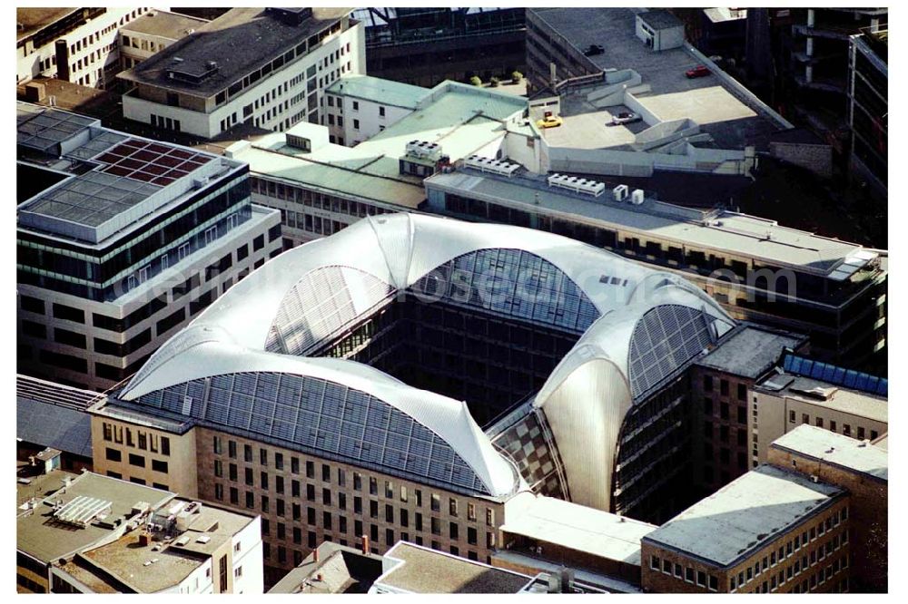 Aerial photograph FRANKFURT / Main - Hessen - Innenstadt von Frankfurt am Main mit Der Junghof gibt der Lage eines Unternehmens Charakter. Futuristisch in den neuen, verglasten Dachgeschossen. Persönlich und überschaubar in der Neuen Rothofstraße. Zeitgemäß repräsentativ in der Junghofstraße. Exklusiv traditionsbetont im Eckgebäude Junghof/Neue Mainzer Straße, das um 1873 als Zentralstelle der Deutschen Reichsbank errichtet wurde.