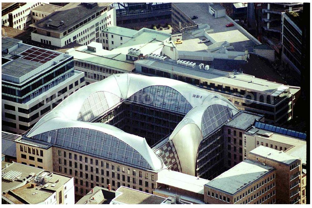 FRANKFURT / Main - Hessen from above - Innenstadt von Frankfurt am Main mit Der Junghof gibt der Lage eines Unternehmens Charakter. Futuristisch in den neuen, verglasten Dachgeschossen. Persönlich und überschaubar in der Neuen Rothofstraße. Zeitgemäß repräsentativ in der Junghofstraße. Exklusiv traditionsbetont im Eckgebäude Junghof/Neue Mainzer Straße, das um 1873 als Zentralstelle der Deutschen Reichsbank errichtet wurde.