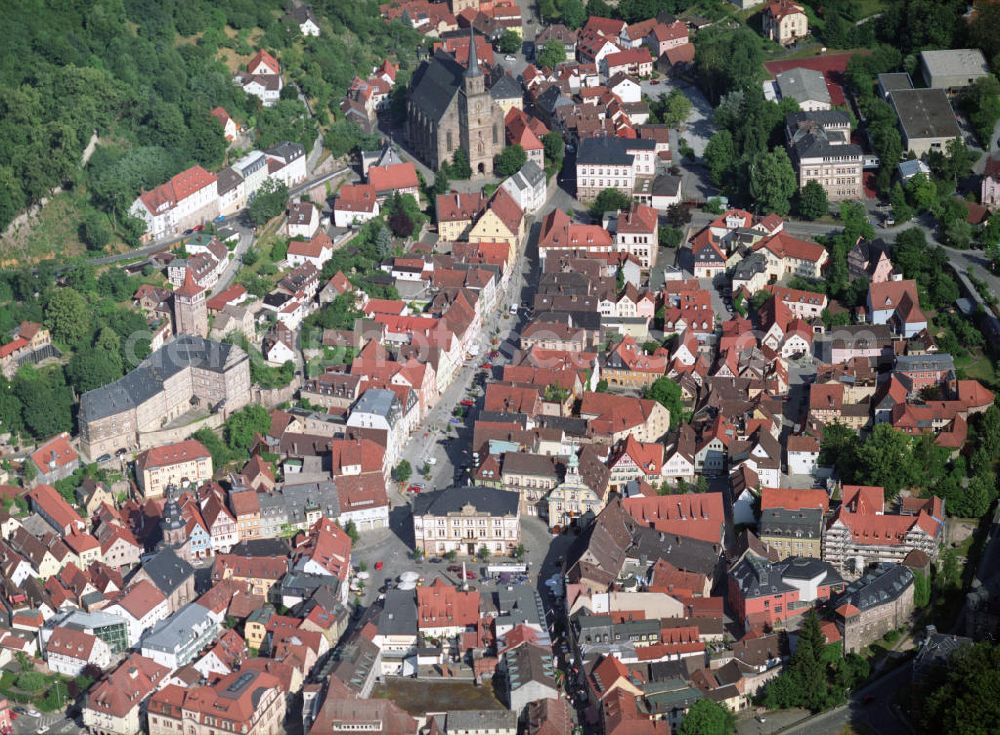 Kulmbach from above - Blick auf die Altstadt von Kulmbach um den Marktplatz. Auf dem Marktplatz, der Zentrale Punkt, befindet sich das Rathaus mit den berühmten Bierfässern davor, sowie links im Bild der Rote Turm, Teil der ehemaligen Stadtbefestigung. Die Petrikirche ist eine ehemalige Wehrkirche, die spätgotische Hallenkirche dient auch als Grabkirche der Hohenzollern-Herrschaft.