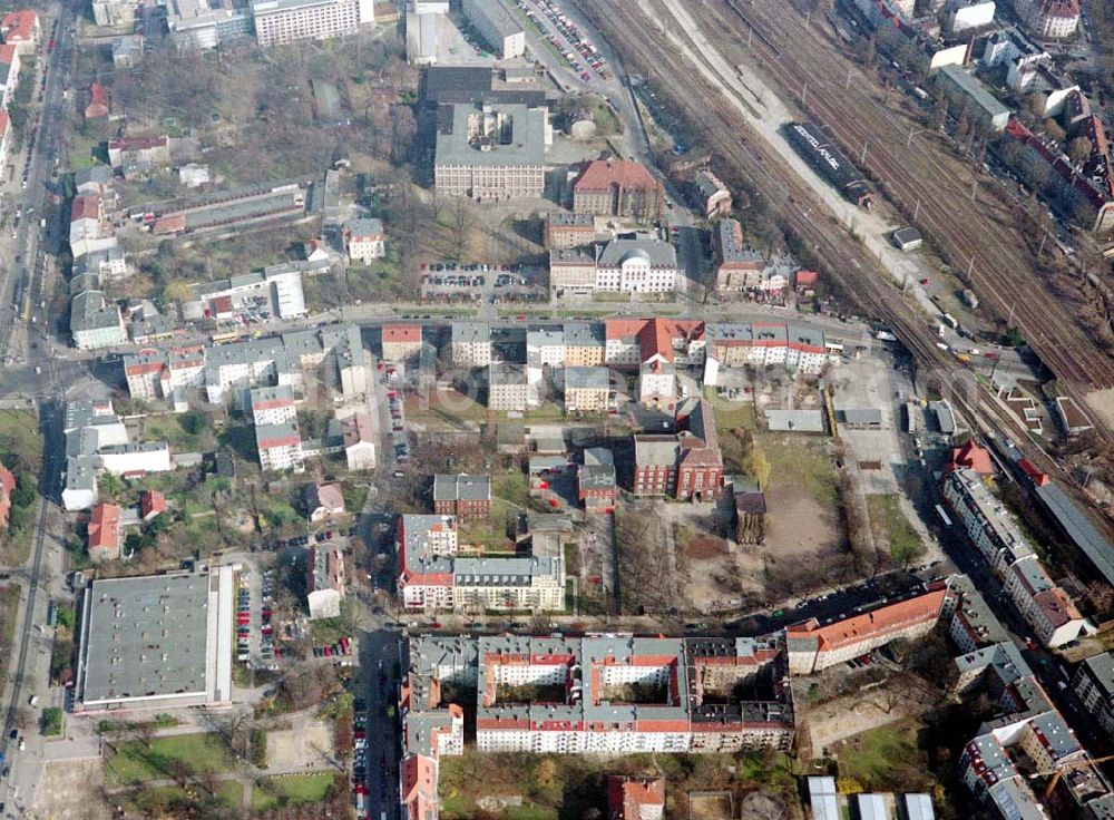 Berlin - Pankow from above - Altbau-Eckhaus mit Erweiterungsneubau der Fa IKV Wiesbaden in der Schulstraße in Berlin-Pankow. 18.03.02