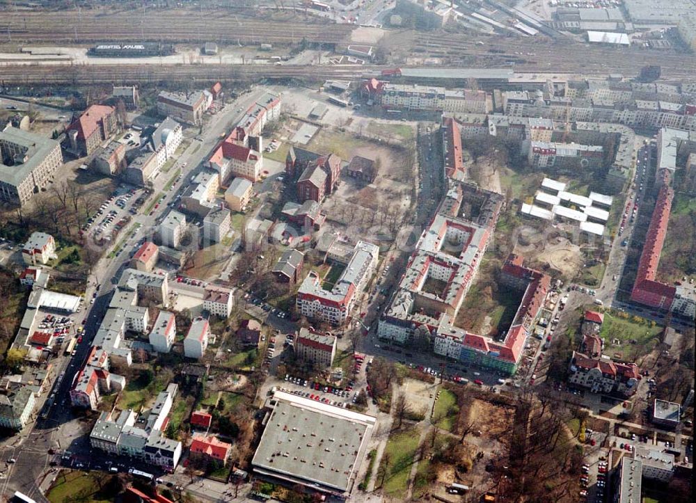 Berlin - Pankow from the bird's eye view: Altbau-Eckhaus mit Erweiterungsneubau der Fa IKV Wiesbaden in der Schulstraße in Berlin-Pankow. 18.03.02