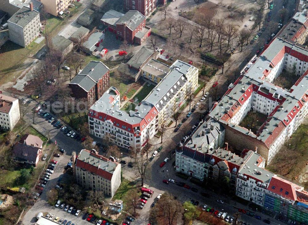 Aerial photograph Berlin - Pankow - Altbau-Eckhaus mit Erweiterungsneubau der Fa IKV Wiesbaden in der Schulstraße in Berlin-Pankow. 18.03.02